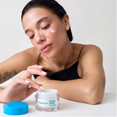 unrecognizable-make-up-artist-making-up-hispanic-y-2022-05-11-23-16-55-utc.jpg